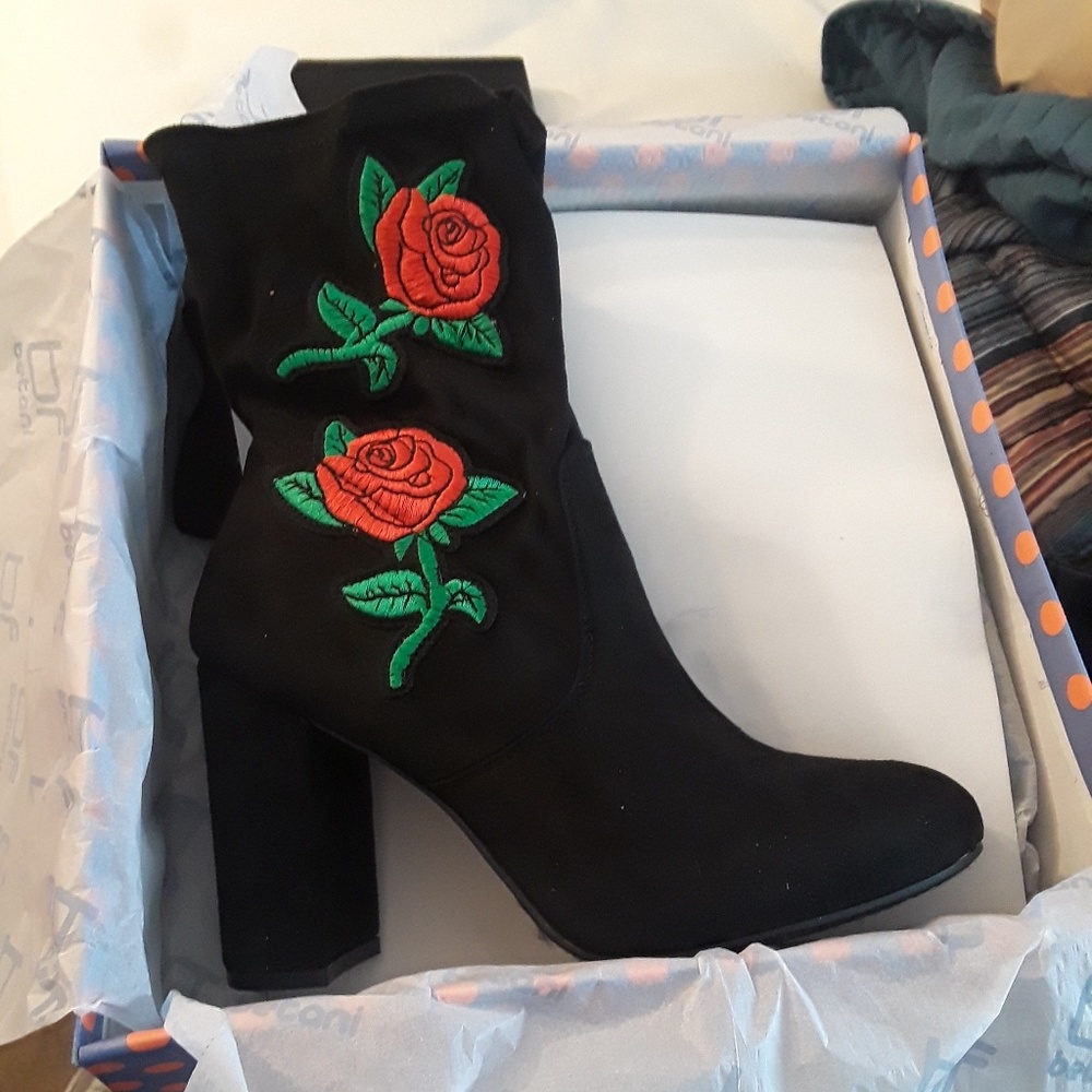 Size 7 Embroidered Boots